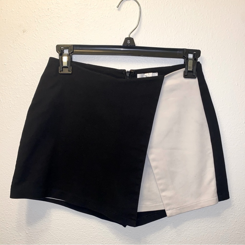 superdown black and white skort